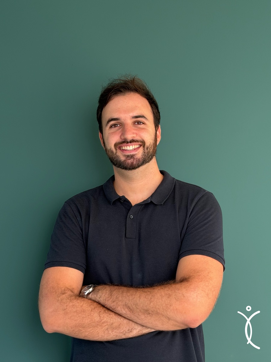 Adrián Martínez — Psicología en Clínica Almaisel